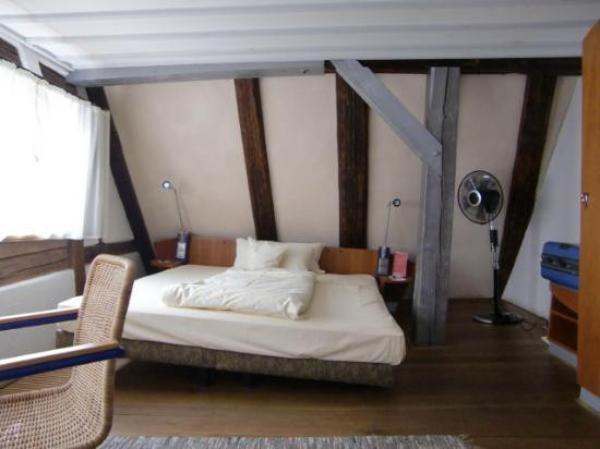 Haus 102 Ulm
 広いベッド Bild von Hotel Schiefes Haus Ulm Ulm TripAdvisor