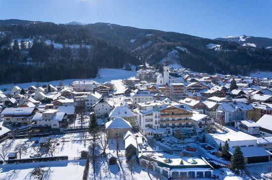 Haus Im Ennstal
 Haus im Ennstal mit dem Schiweg bis 100 Meter zum Hotel