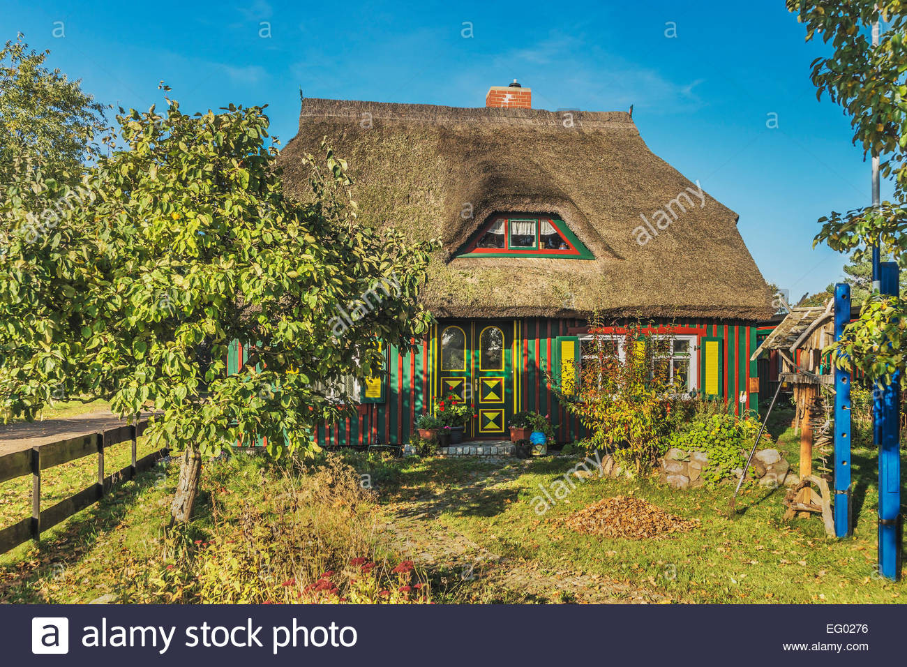 Haus Kaufen Darß
 Typisches Haus mit Reetdach in Born Fischland Darß Zingst