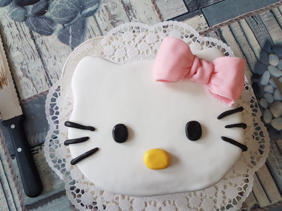 Hello Kitty Kuchen
 Hello Kitty Schokotorte Rezept mit Bild von Darleenchen