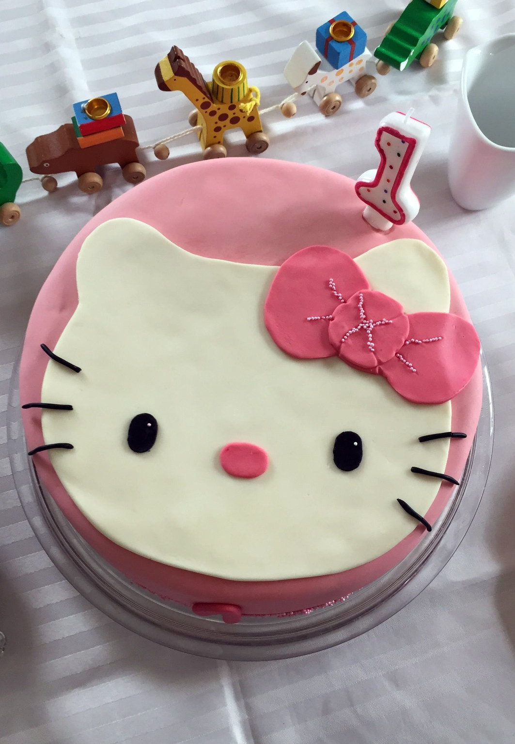 Hello Kitty Kuchen
 Und wieder ein Kuchen Fondant Schablonentechnik