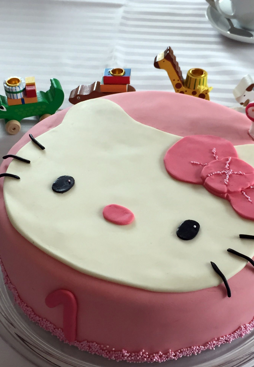 Hello Kitty Kuchen
 Und wieder ein Kuchen Fondant Schablonentechnik