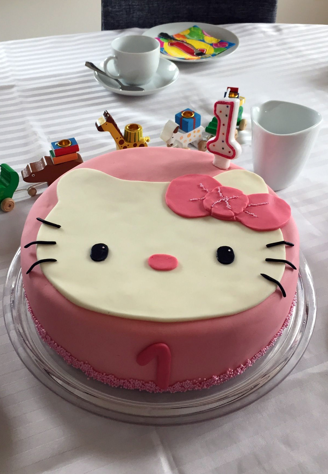 Hello Kitty Kuchen
 Und wieder ein Kuchen Fondant Schablonentechnik