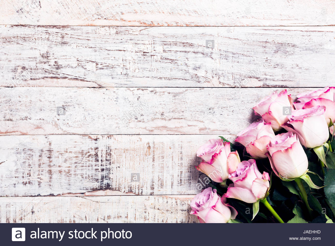 Hintergrund Hochzeit
 Alte weiße Holz Hintergrund mit rosa Rosen Bouquet