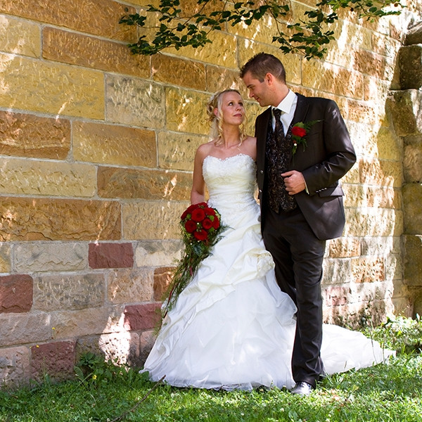 Hochzeit Fotoshooting
 Hochzeit Fotoshooting Brautpaar an Mauer Hochzeit