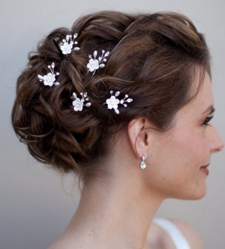 Hochzeit Frisuren Schleier
 Hochsteckfrisur mit weißen Blumen Haarnadeln verschönert