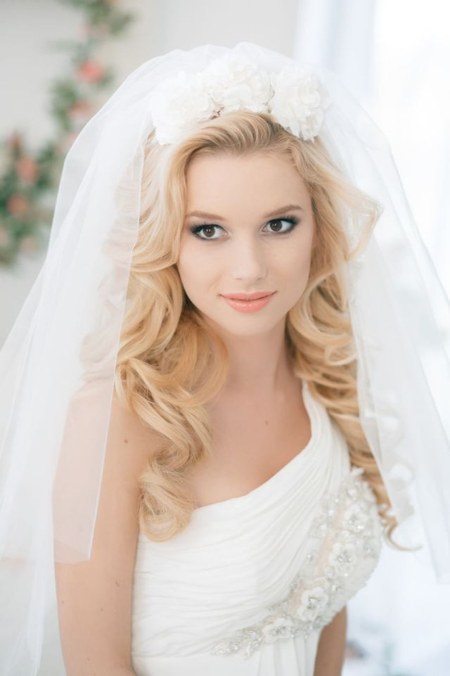 Hochzeit Frisuren Schleier
 offene Lange Haare Blumenkranz Schleier Tüll Hochzeit