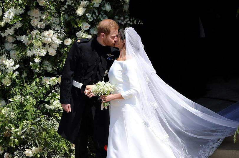 Hochzeit Harry Meghan Brautkleid
 Hochzeitsparty mit besonderem Ring Die royale Hochzeit