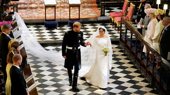 Hochzeit Harry Meghan Brautkleid
 Meghans Brautkleid von zeitlos schlichter Eleganz