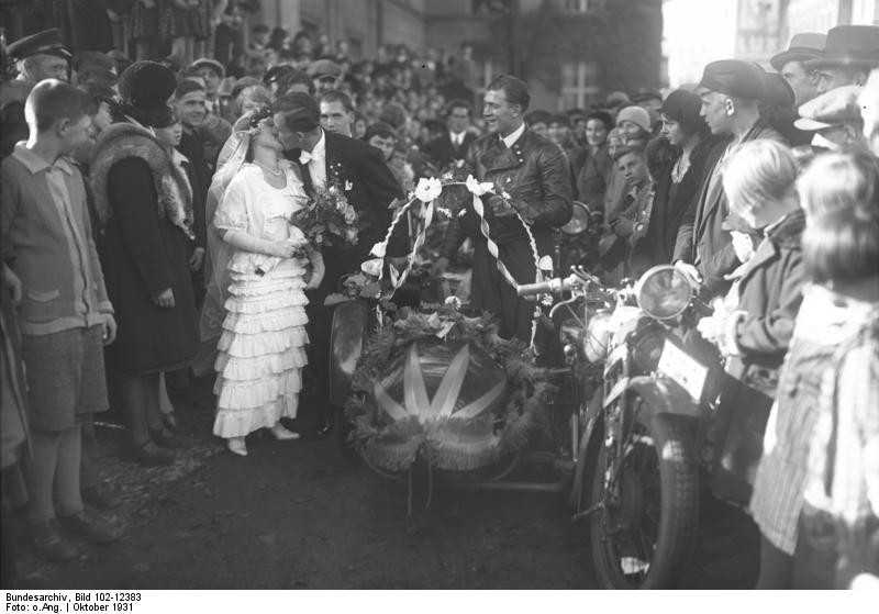 Hochzeit Motorrad
 File Bundesarchiv Bild 102 Berlin Motorrad