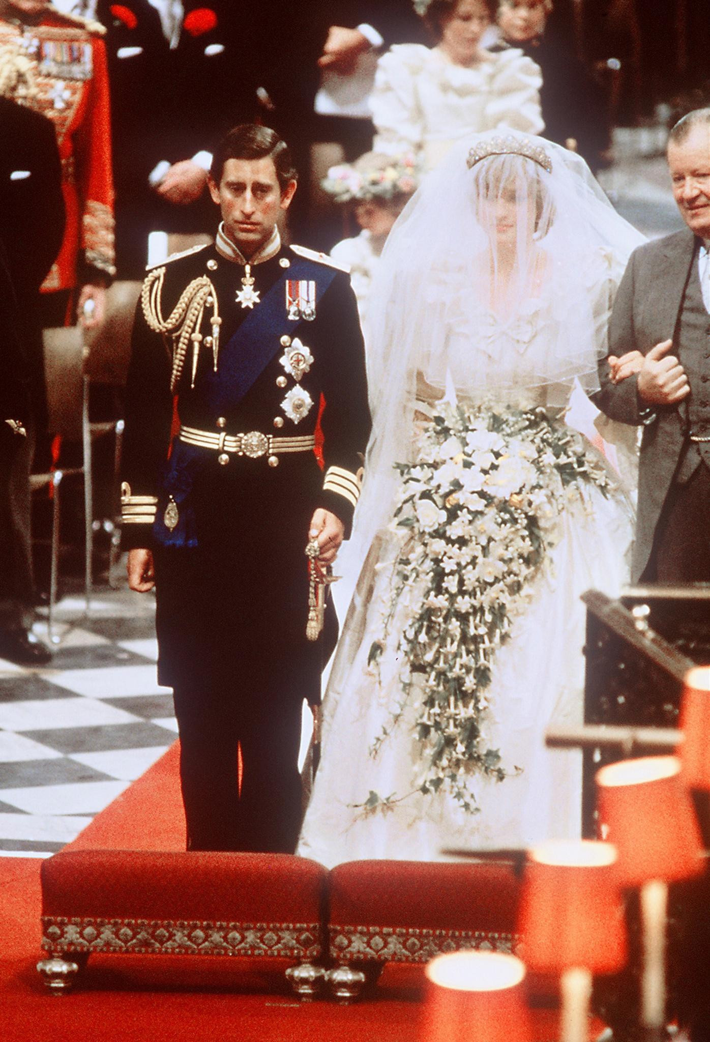 Hochzeit Prinz Charles
 Prinz Charles Lady Di Vor 35 Jahren war Hochzeit