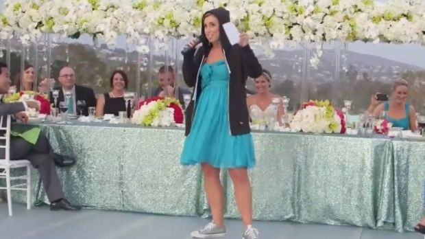 Hochzeit Schwester Rede
 Sie rappte „Maid of Honour“ Rede zur Hochzeit ihrer