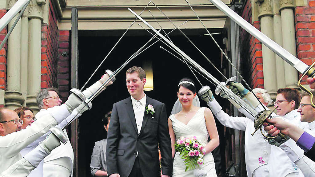 Hochzeit Spalier
 Fechter stehen bei Hochzeit Spalier