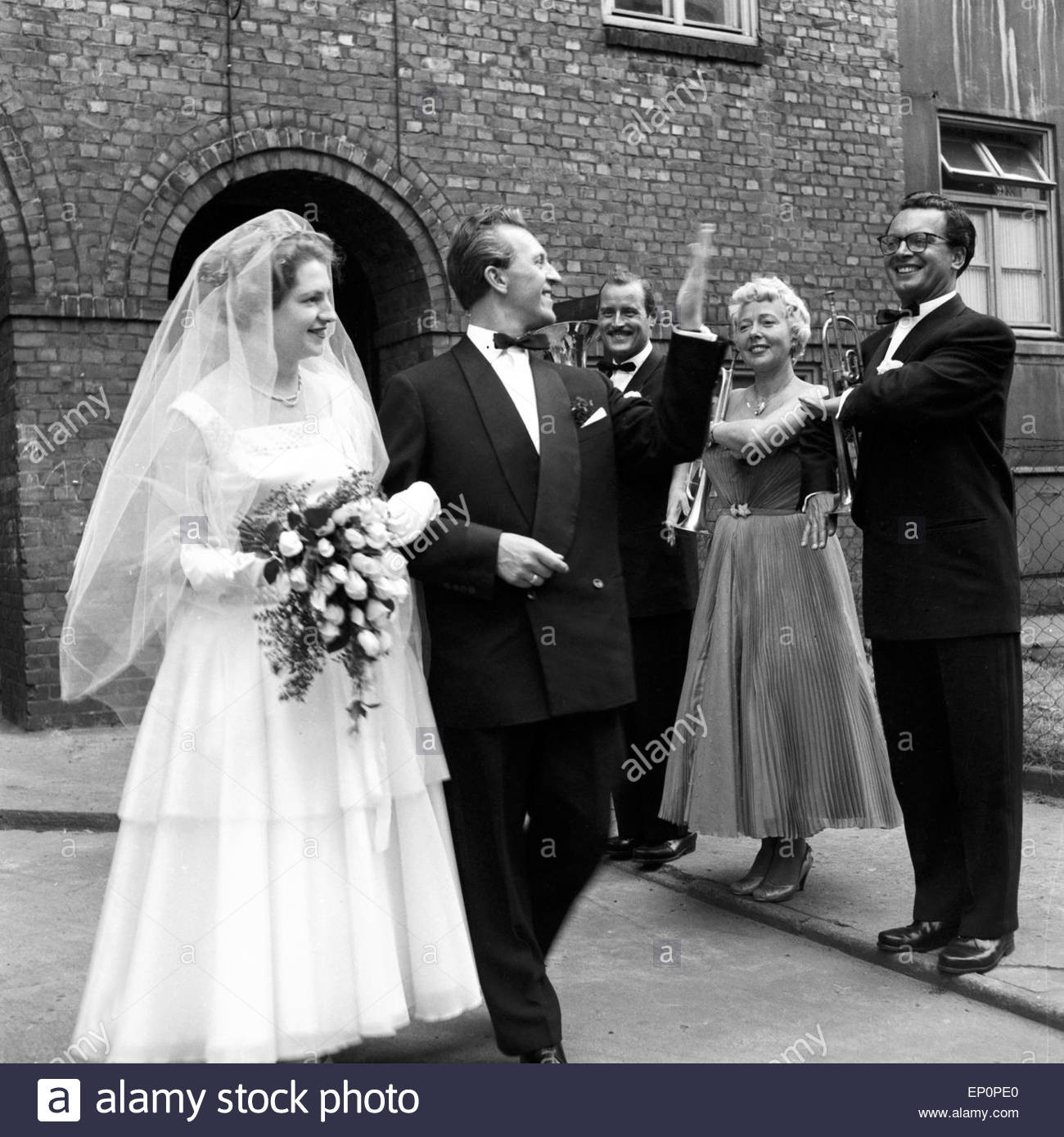 Hochzeit Spalier
 Friedel Hensch und Cyprys stehen Spalier auf der