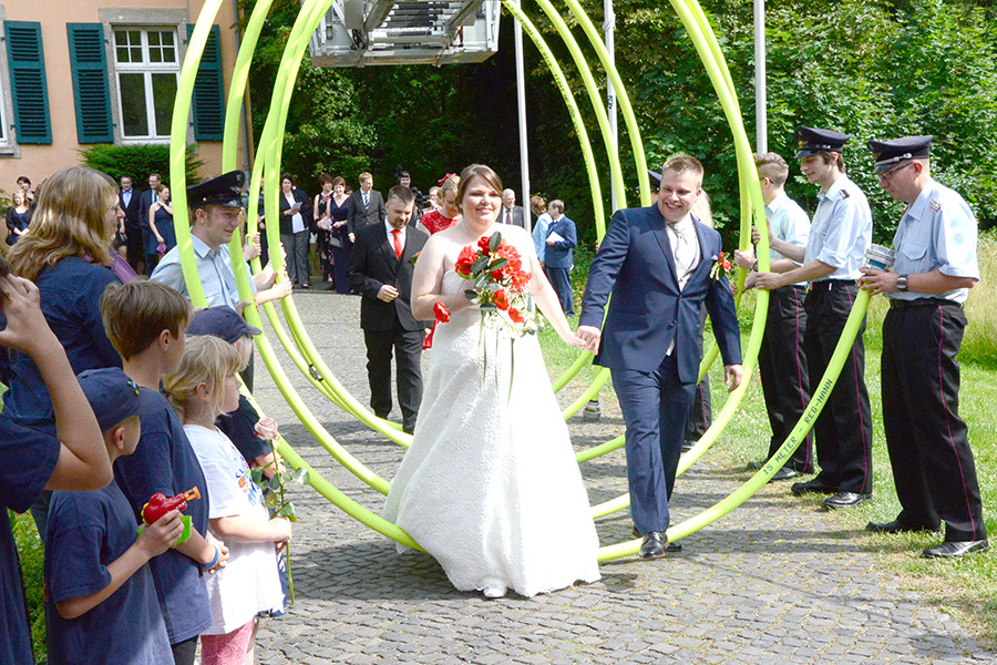 Hochzeit Spalier
 AltkreisBlitz Ortswehr steht bei Hochzeit Spalier