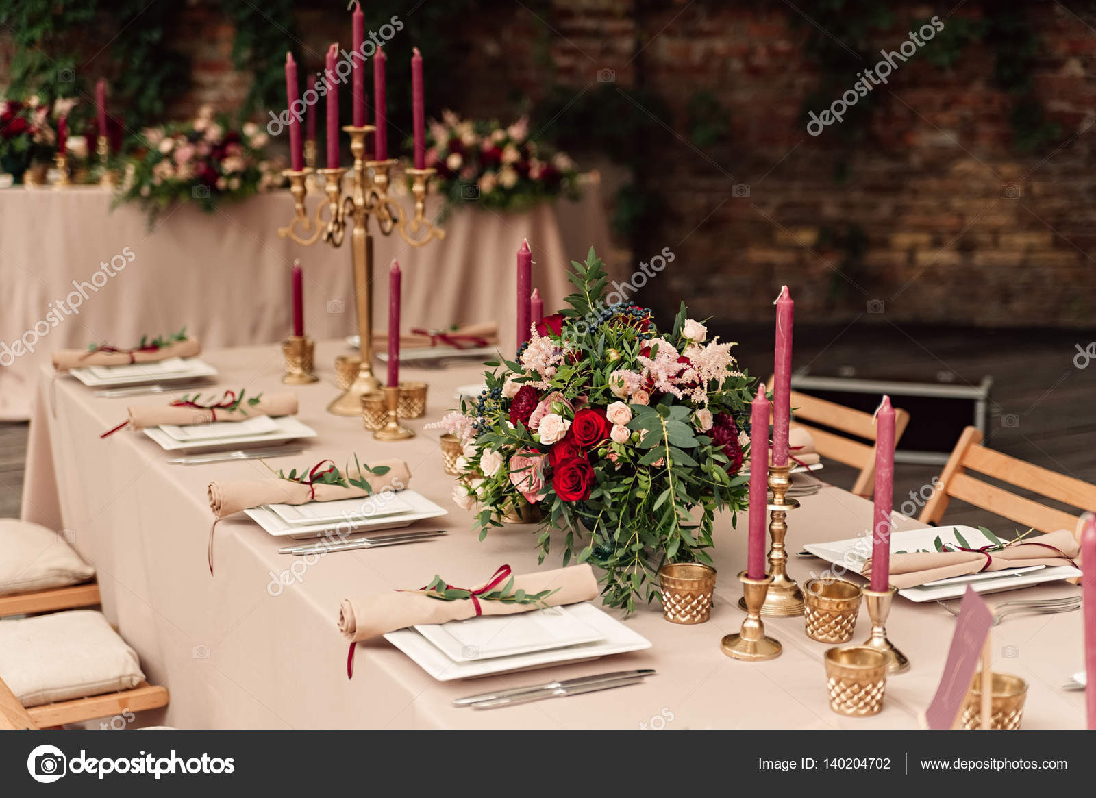 Hochzeit Tisch
 Festliche Hochzeit Tisch Kerze Blumen — Stockfoto