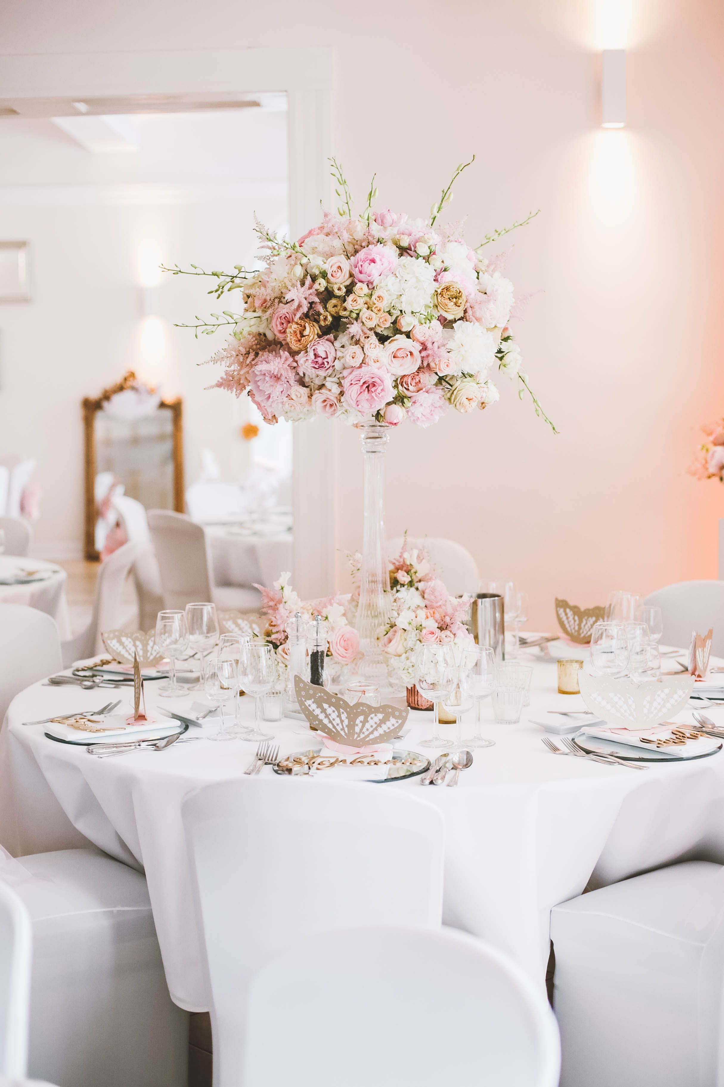 Hochzeit Tisch
 Tischdekoration hohes Gesteck auf Tisch rosa blush