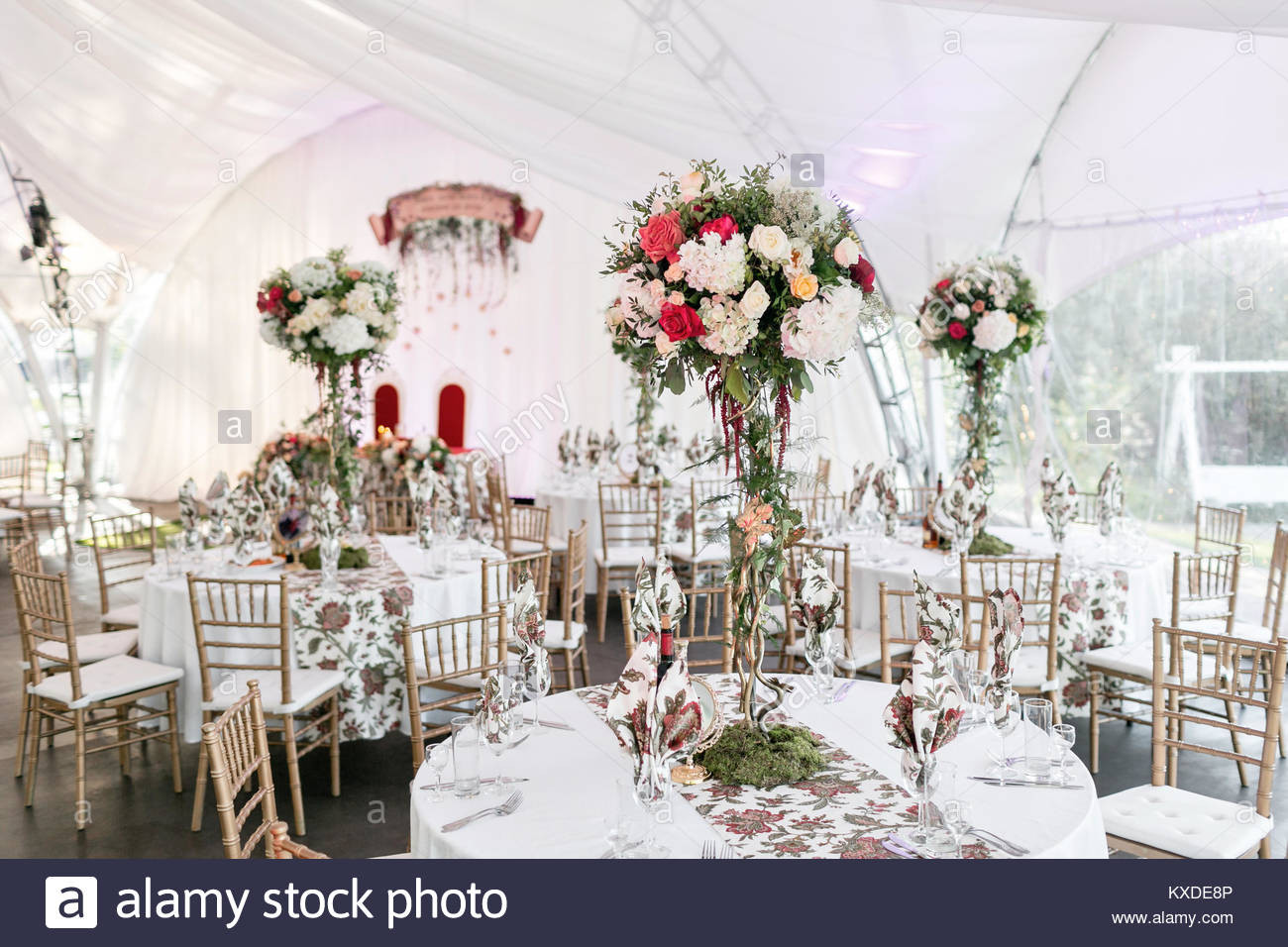 Hochzeit Zelt
 Innenraum einer Hochzeit zelt Dekoration bereit für