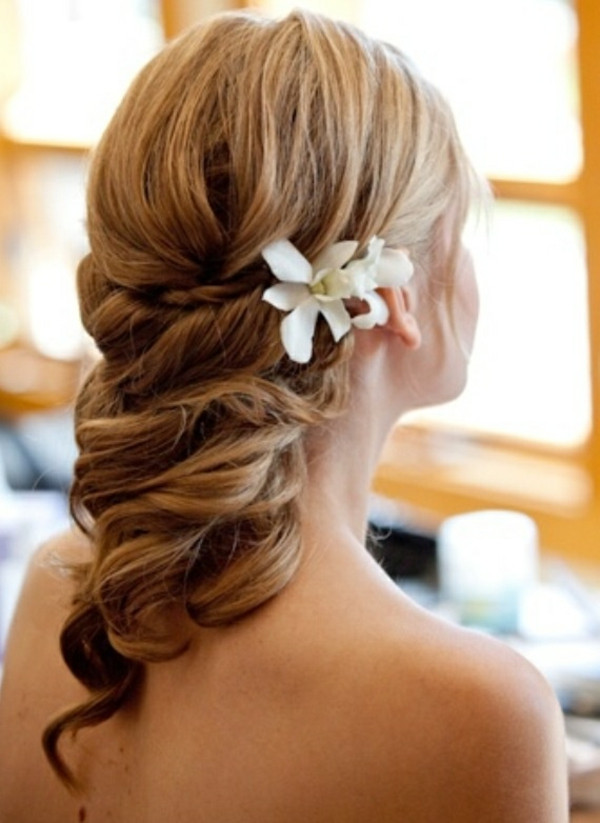 Hochzeitsfrisuren Mittellanges Haar
 Brautfrisur halboffen kommen Sie mit Stil unter Haube