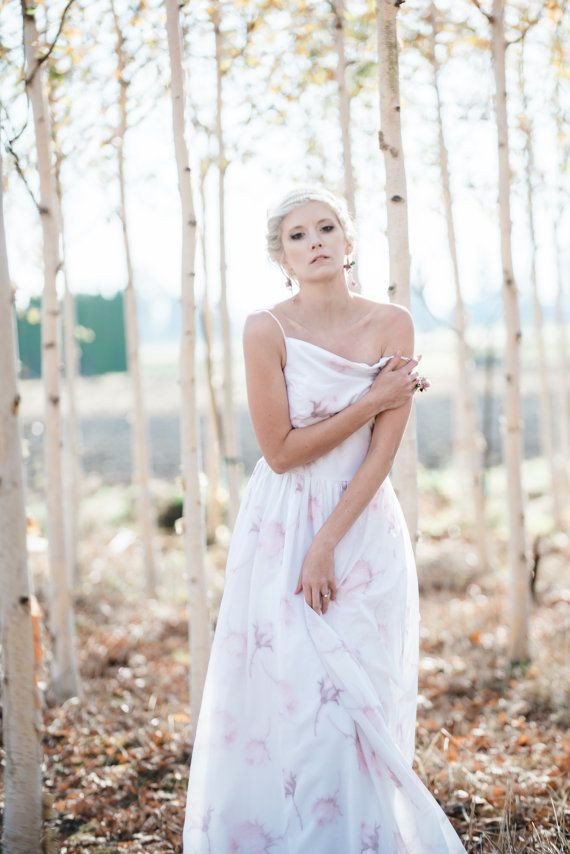 Hochzeitskleid Rosa
 Brautkleider mit farbigen Akzenten