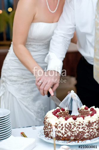 Hochzeitstorte Anschneiden
 "Hochzeitstorte anschneiden" Stockfotos und lizenzfreie