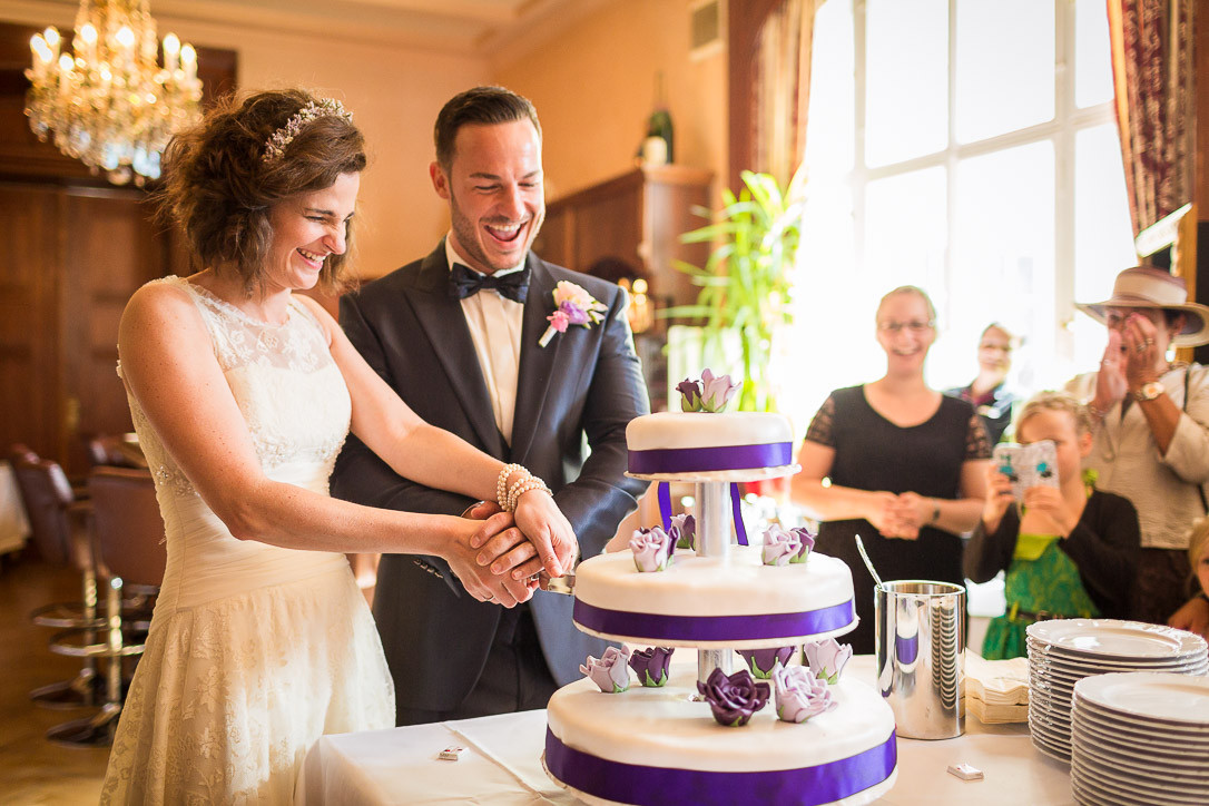 Hochzeitstorte Anschneiden
 Hochzeitsfotograf Berlin auf Schloss Groß Plasten