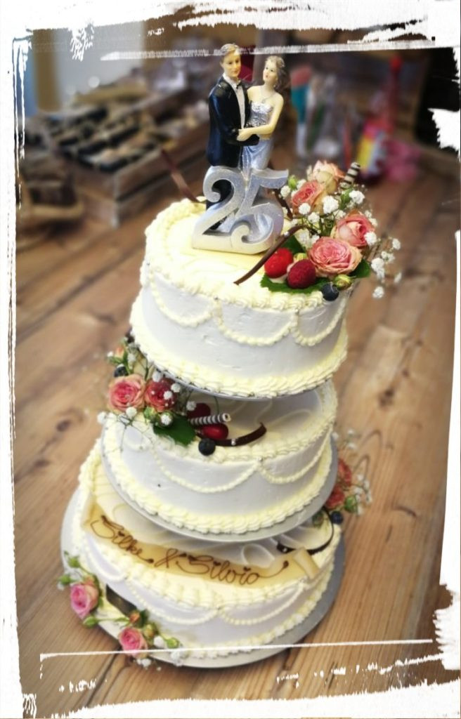 Hochzeitstorte Etagere
 Hochzeitstorten › Konditorei Tortenträumerei