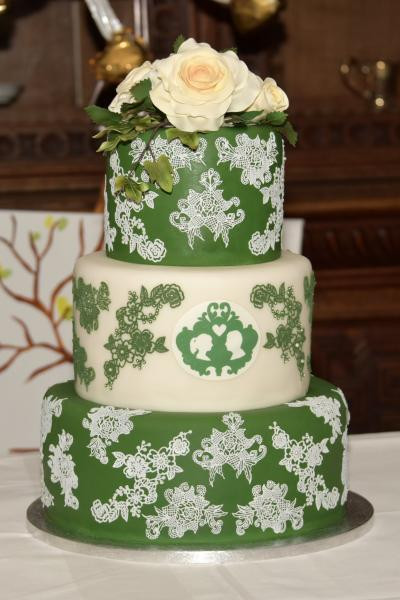 Hochzeitstorte Grün
 Hochzeitstorte in grün und weiß mit Spitze und Perlen