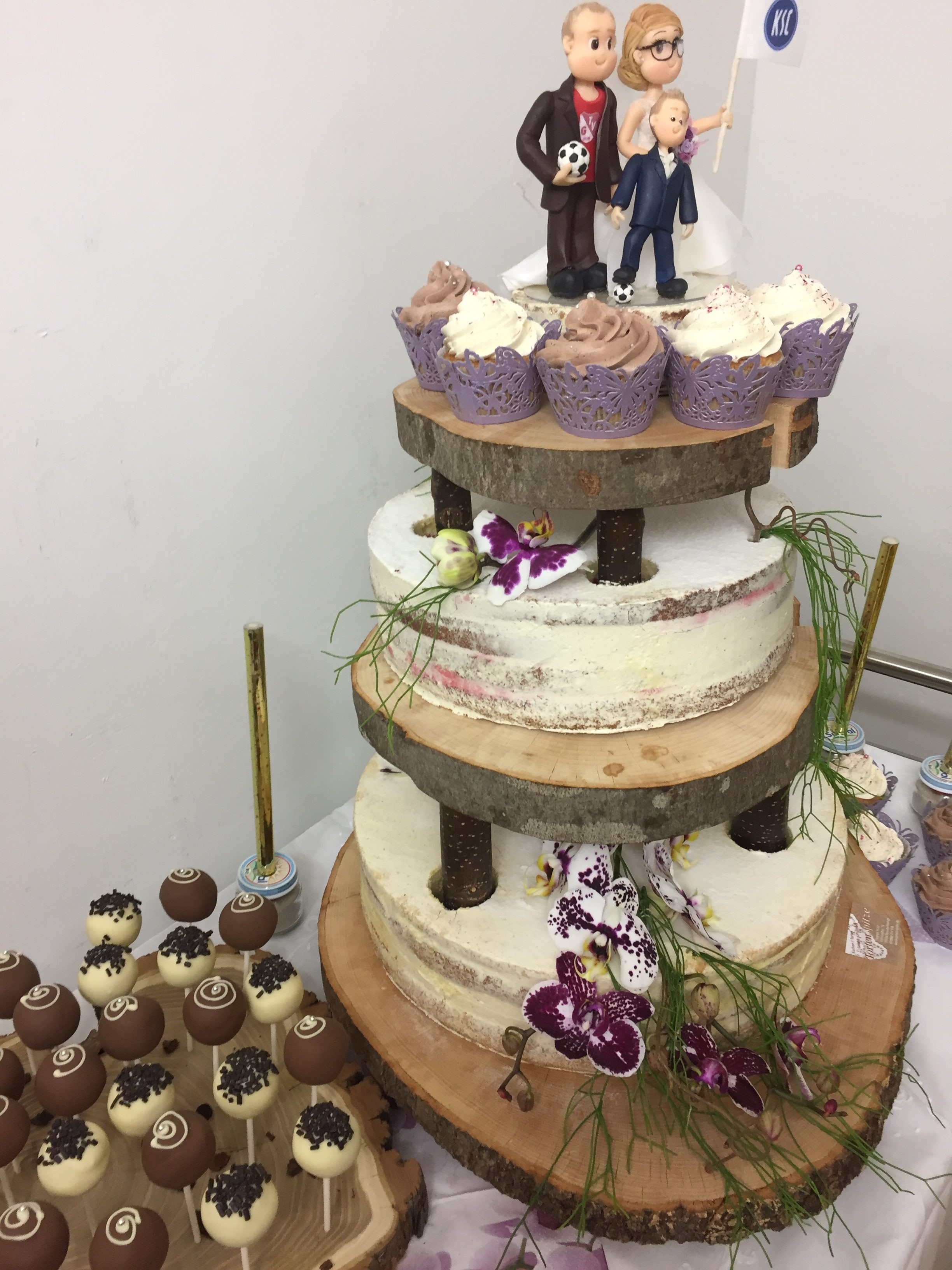 Hochzeitstorte Holz
 Hochzeits torte „Jungle“ auf Holzetagere