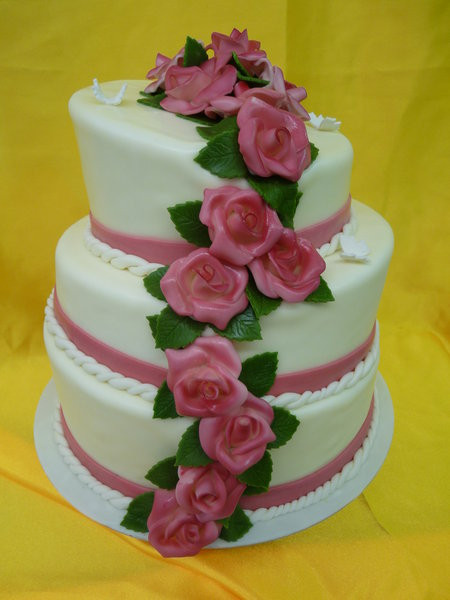 Hochzeitstorte Marzipan
 Bild 1 aus Beitrag Hochzeitstorte mit zarten Rosen