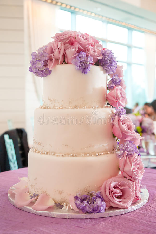 Hochzeitstorte Mit Blumen
 Hochzeitstorte Mit Den Rosa Und Purpurroten Blumen