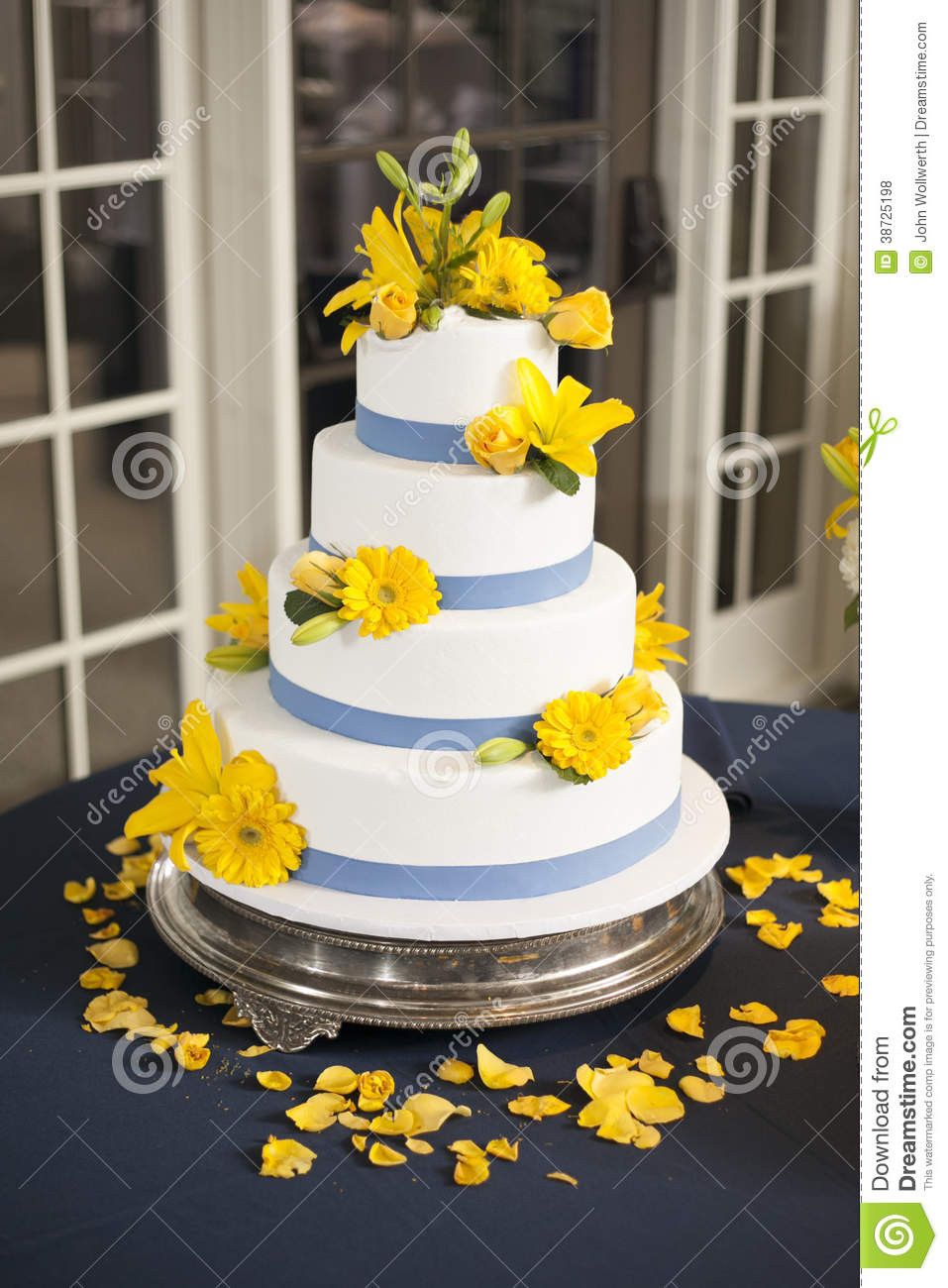 Hochzeitstorte Mit Blumen
 Hochzeitstorte Mit Gelben Blumen Stockfoto Bild von