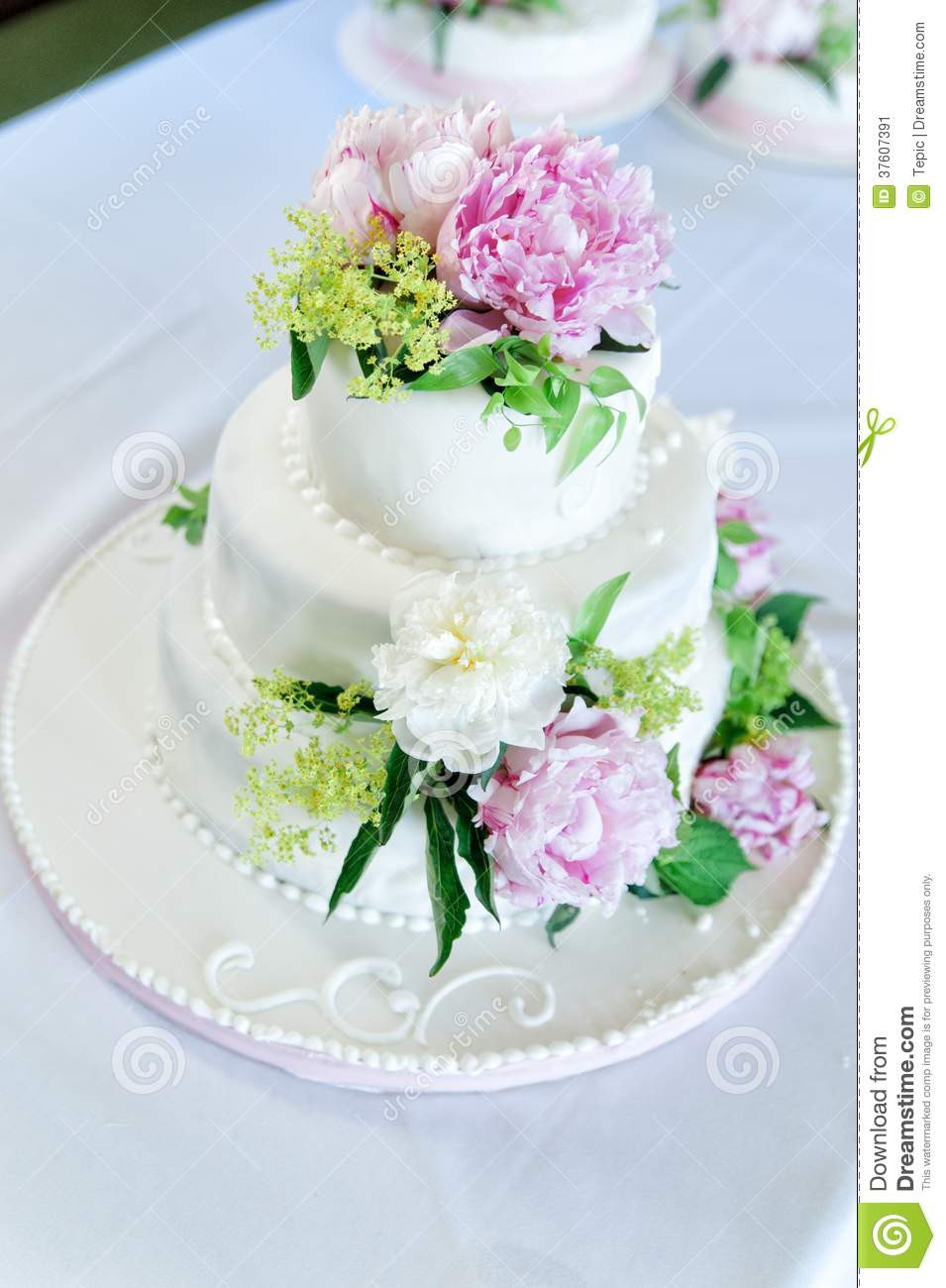 Hochzeitstorte Mit Blumen
 Hochzeitstorte Mit Blumen Dekoration Stockbild Bild