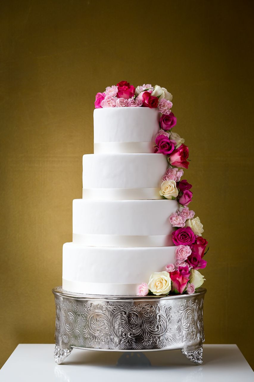 Hochzeitstorte Mit Blumen
 Klassische Hochzeitstorte mit frischen Rosen Classic