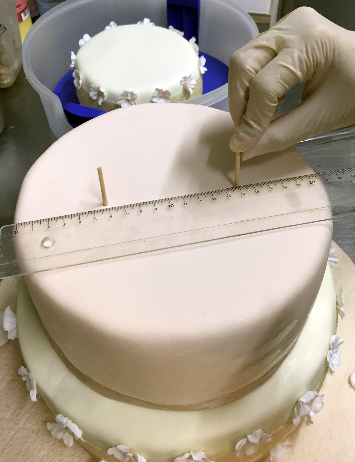 Hochzeitstorte Selber Machen Mit Fondant
 Mehrstöckige Geburtstagstorte Selber Machen Geburtstagstorte