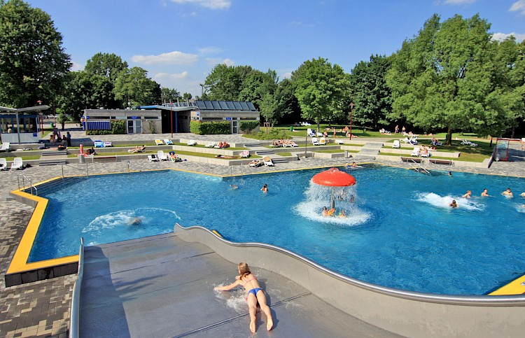 Im Schwimmbad Gefickt
 Frau Squirtet Ficken Im Schwimmbad