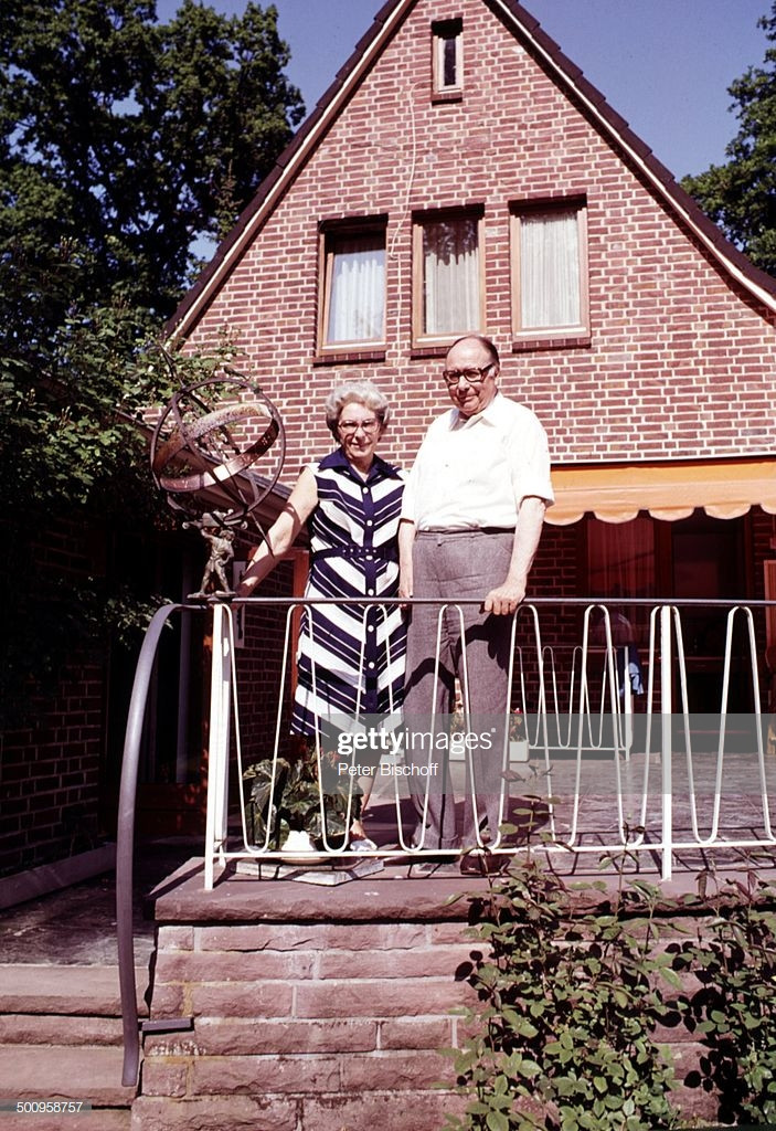 In Ihrem Haus
 Heinz Erhardt mit Ehefrau Gilda vor ihrem Haus in