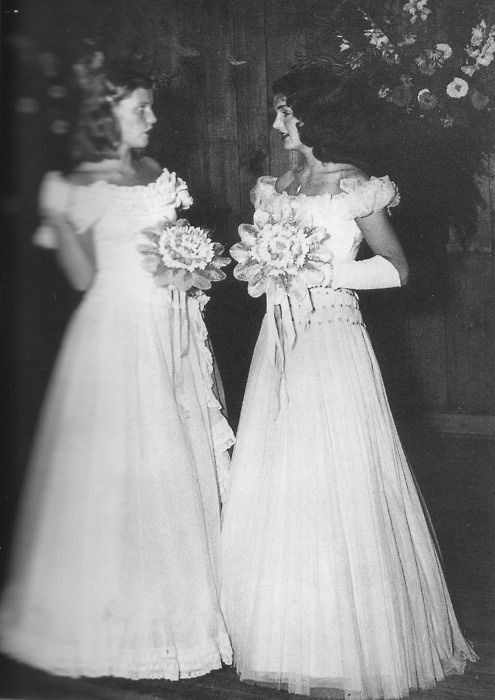 Jackie Kennedy Hochzeitskleid
 Jacqueline Bouvier 17 year old "debutante of the year