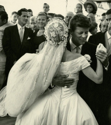 Jackie Kennedy Hochzeitskleid
 JFK and Jackie at their wedding Wedding Pics