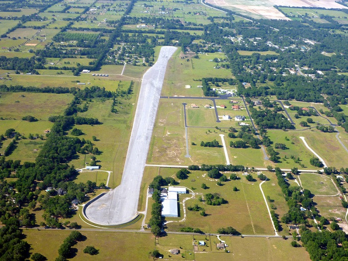 John Travolta Haus
 John Travolta s House Is an Airport