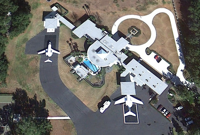 John Travolta Haus
 John Travolta s House Is an Airport