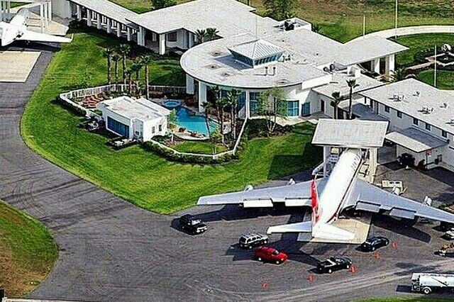 John Travolta Haus
 John Travolta house with 2 airplanes Daaammn