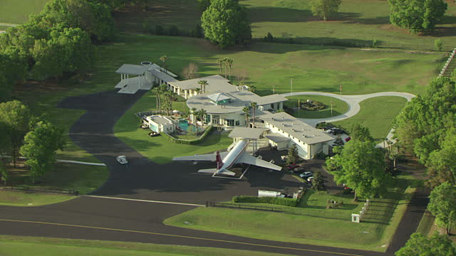 John Travolta Haus
 Ms Aerial Shot John Travolta House With Airstrip In