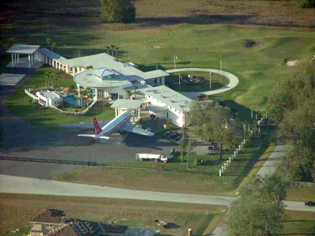 John Travolta Haus
 Mansion con aeropuerto de John Travolta Taringa