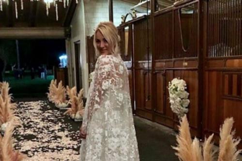 Kaley Cuoco Hochzeitskleid
 Kaley Cuoco s wedding dress took 400 hours to make