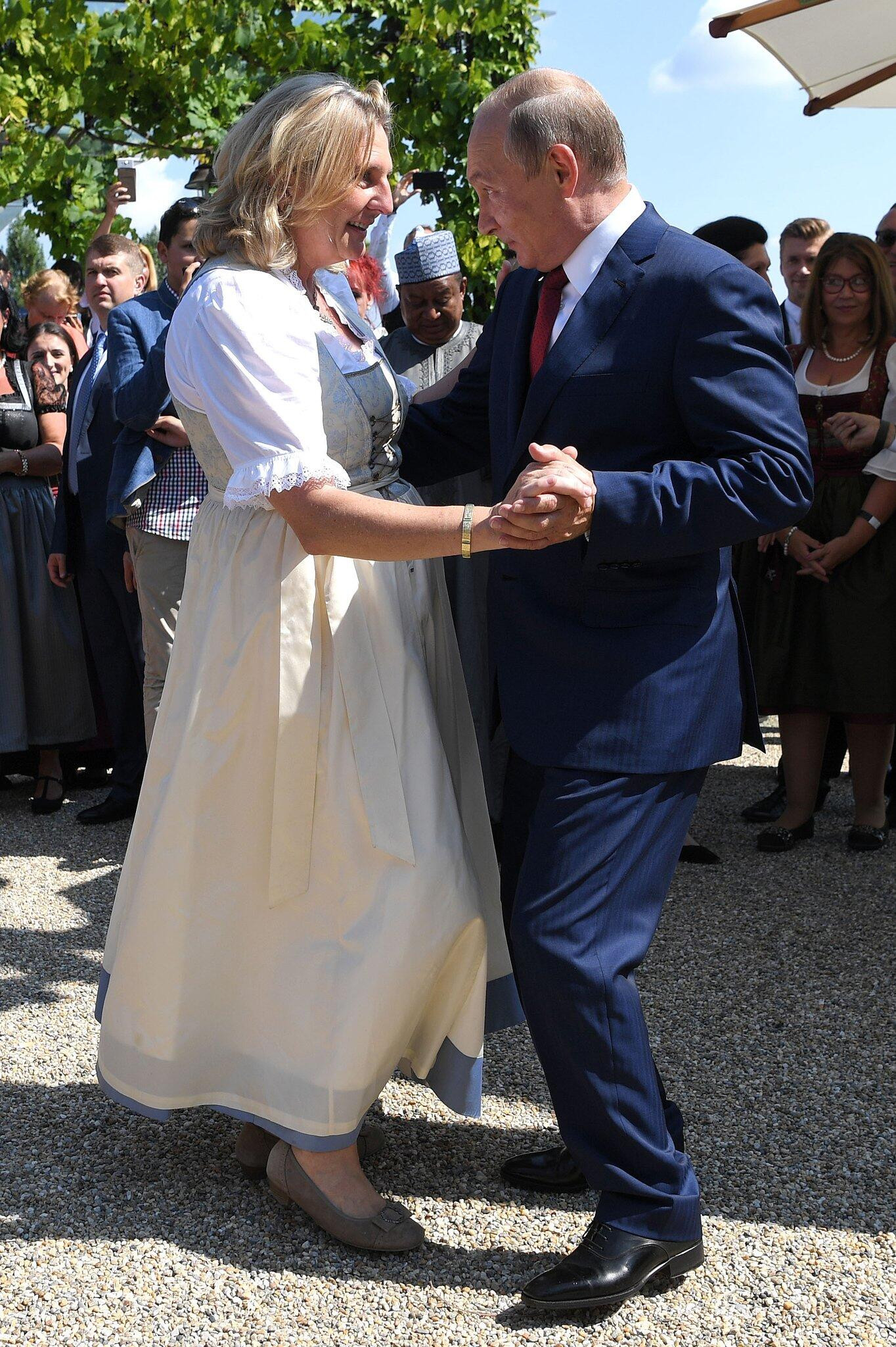 Karin Kneissl Hochzeit
 Wladimir Putin feiert mit Karin Kneissl Hochzeit mit