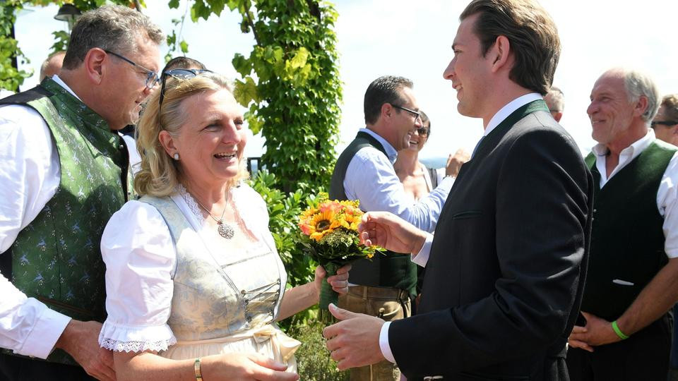 Karin Kneissl Hochzeit
 Hochzeit von Karin Kneissl 90 Minuten Party mit Putin