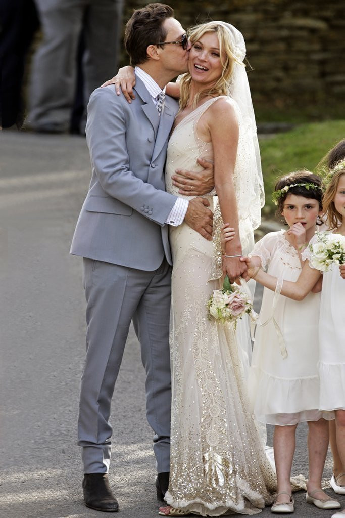 Kate Moss Hochzeit
 Kate Moss Hochzeitskleid von John Galliano aus Spitze VOGUE