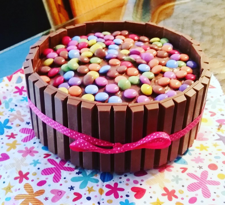 Kitkat Kuchen
 KitKat Torte mit bunten Smarties von Mysecretin