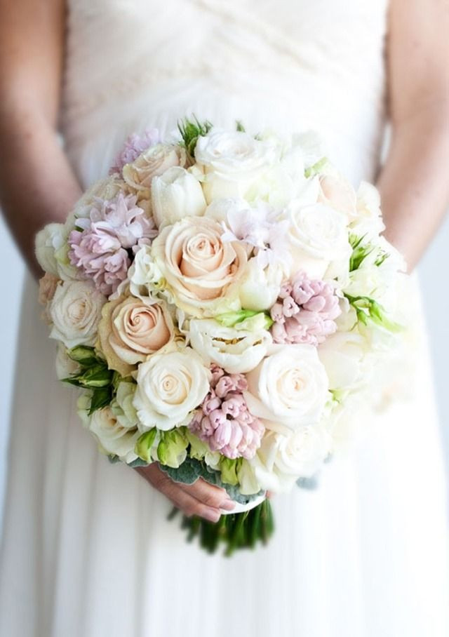 Kleiner Brautstrauß
 kleiner blumenstrauß hochzeit Ideen Weiß rund symmetrisch